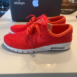 Rare Nike SB janoski max crimson.
